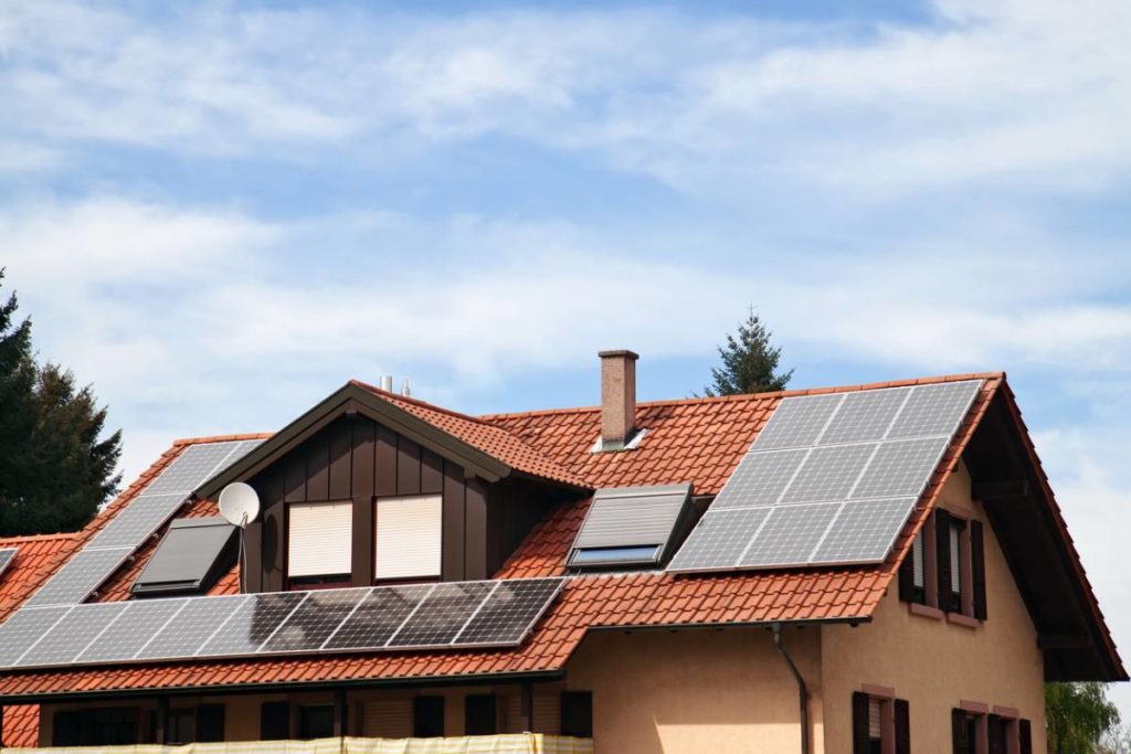 toiture d'une maison avec panneaux solaires