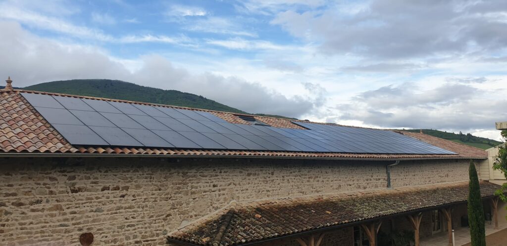 photo panneaux solaires sur le toit d'une grange