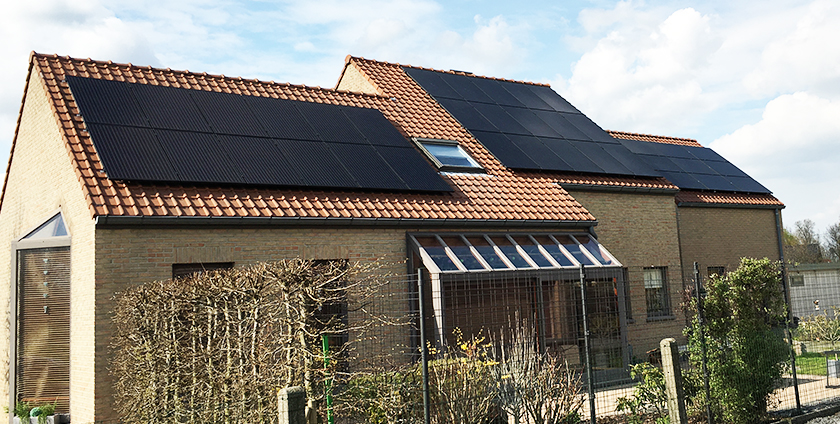 photo panneaux solaires sur la toiture d'une villa