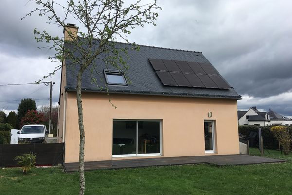 photo de panneaux solaires sur le toit d'une maison
