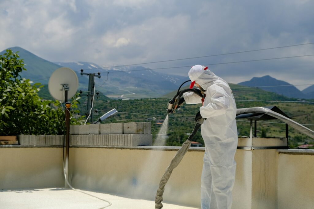 ouvrier en train d'hydrofuger un toit