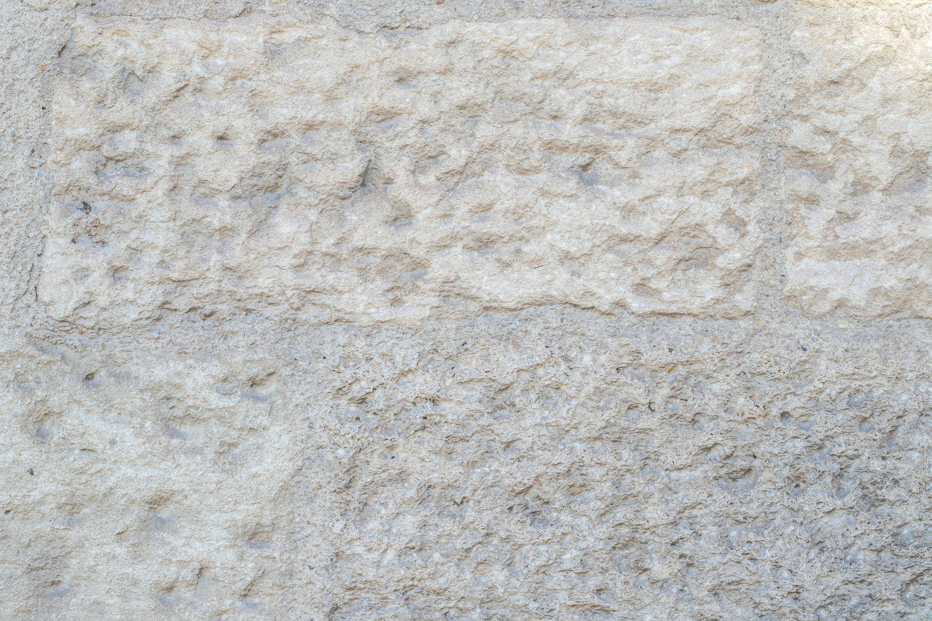 salpêtre dans une maison ancienne mur