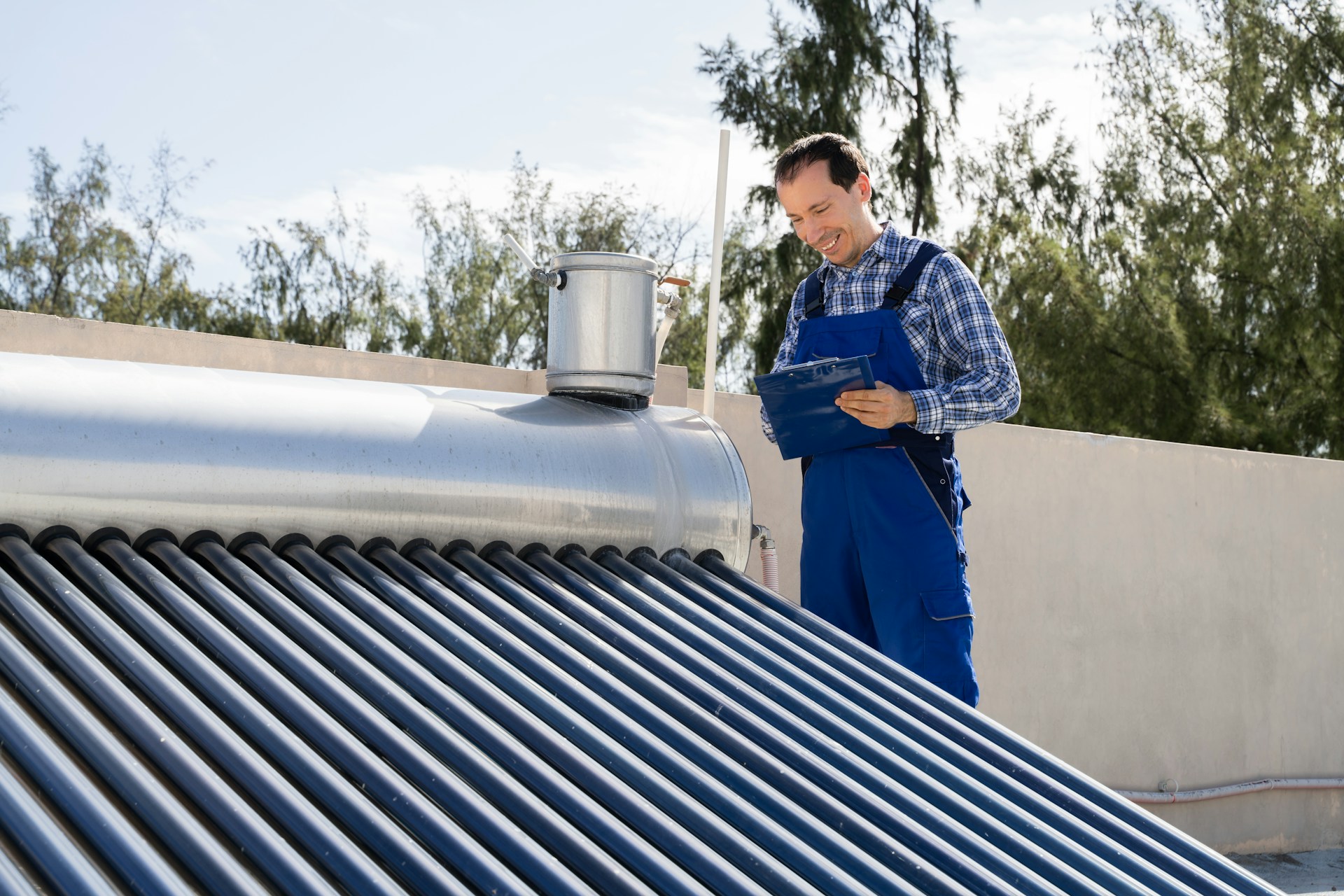 chauffe-eau solaire installé sur un toit