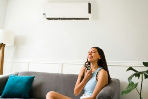 femme heureuse après avoir choisi sa climatisation grâce à un comparatif de climatiseurs