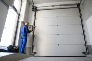 installateur en train de vérifier l'isolation d'une porte de garage