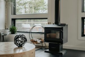 poêle à bois installé en suivant le DTU 24.1
