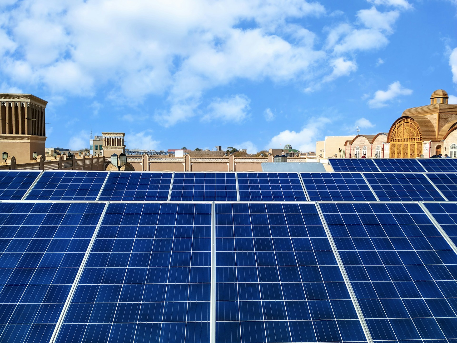 photo de panneaux solaires photovoltaïques installés sur le toit d'une copropriété dans un centre ville
