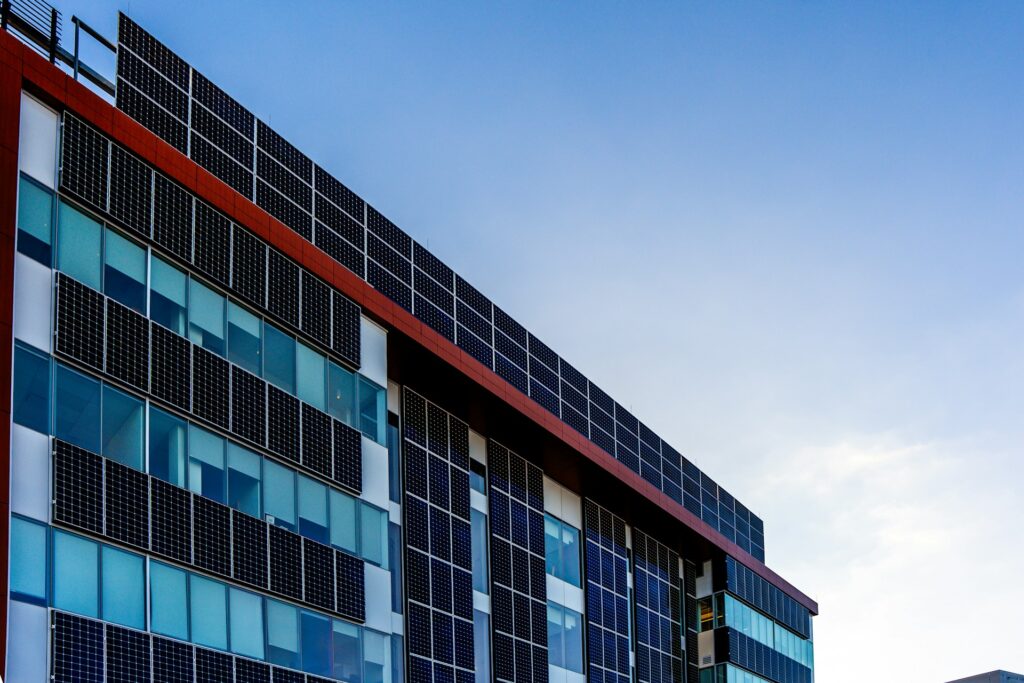 photo de panneaux solaires sur une copropriété en France