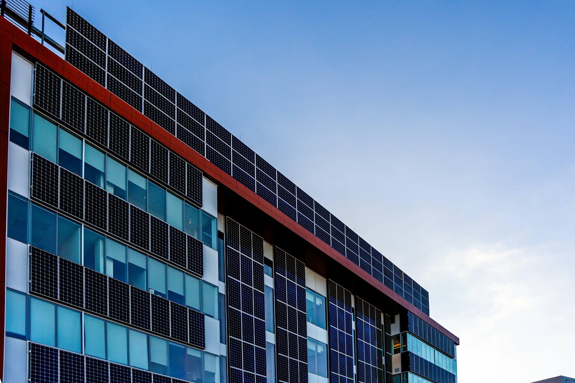 photo de panneaux solaires sur une copropriété en France