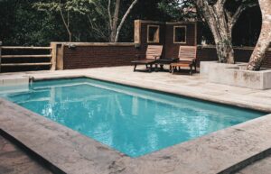 maison avec panneaux solaires pour pompe de piscine